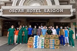 Đoàn y bác sỹ nhận quà, hàng hỗ trợ của đồng hương Thanh Hóa tại Thành phố Hồ Chí Minh. (Ảnh: TTXVN phát)