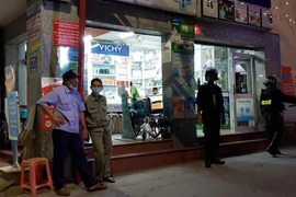 Lực lượng Công an tỉnh Đồng Nai khám xét nhà thuốc Mẫn Sơn Minh trên địa bàn thành phố Biên Hòa, Đồng Nai. (Ảnh: Lê Xuân/TTXVN)