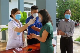 Cử tri đến tham dự hội nghị tiếp xúc cử tri thực hiện nghiêm quy định đeo khẩu trang, giữ khoảng cách và rửa tay sát khuẩn. (Ảnh minh họa. Nguồn: TTXVN)