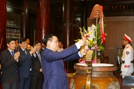 Chủ tịch Quốc hội Vương Đình Huệ dâng hương tưởng niệm Chủ tịch Hồ Chí Minh. (Ảnh: Doãn Tấn/TTXVN)