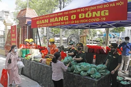 Gian hàng nhằm giúp đỡ những người lao động có hoàn cảnh khó khăn, người ngoại tỉnh đang ở trọ trên địa bàn phường Ngọc Hà và Đội Cấn, quận Ba Đình, Hà Nội. (Ảnh: Trần Việt/TTXVN)