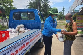 Tuổi trẻ Bạc Liêu trao các phần quà cho người dân có hoàn cảnh khó khăn trên địa bàn tỉnh do ảnh hưởng dịch COVID-19. (Ảnh: Nhật Bình/TTXVN)