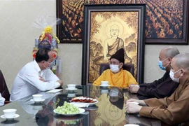 Ông Nguyễn Hồ Hải, Phó Bí thư Thành ủy Thành phố (đầu tiên bên trái) dẫn đầu đoàn đại biểu Thành phố tới thăm, chúc mừng Đại lão Hòa thượng Thích Đức Nghiệp, Phó Pháp chủ Hội đồng Chứng Minh Giáo hội Phật giáo Việt Nam (áo vàng) nhân đại lễ Phật đản năm
