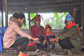 Người dân đốt lửa sưởi ấm. (Nguồn: TTXVN)