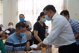 Đại diện các sở, ngành thăm hỏi, động viên người thân các nạn nhân. (Ảnh: TTXVN phát)