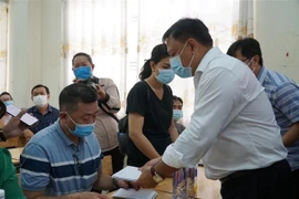 Đại diện các sở, ngành thăm hỏi, động viên người thân các nạn nhân. (Ảnh: TTXVN phát)