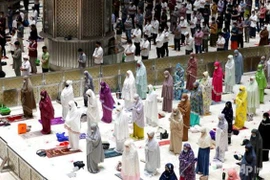 Người Hồi giáo ở Indonesia tham dự một buổi cầu nguyện. (Nguồn: AP)