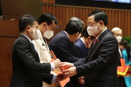 Chủ tịch Quốc hội Vương Đình Huệ trao Quyết định về việc thành lập Tổ đảng và chỉ định Tổ trưởng Tổ Đảng ở Thường trực Hội đồng Dân tộc, các Ủy ban của Quốc hội. (Ảnh: Dương Giang/TTXVN)