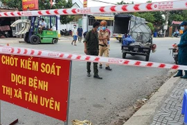 Nhiều khu vực ở thị xã Tân Uyên, tỉnh Bình Dương bị phong tỏa để khoanh vùng dập dịch. (Ảnh: Văn Hướng/TTXVN)