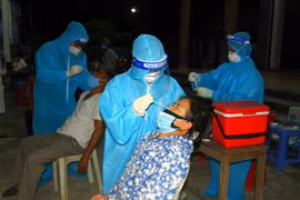 Lấy mẫu xét nghiệm SARS-CoV-2. (Ảnh: TTXVN)