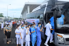 Các y, bác sỹ lên đường chi viện cho Thành phố Hồ Chí Minh. (Ảnh: An Đăng/TTXVN)