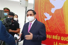 Thủ tướng Phạm Minh Chính gặp gỡ, tiếp xúc báo chí ngay sau khi tham gia bỏ phiếu bầu cử. (Ảnh: Ngọc Thiện/TTXVN)