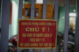 Biển cảnh báo treo trước cửa các xóm trọ có người dương tính với SARS-CoV-2 tại tổ dân phố My Diềm 1, huyện Việt Yên, tỉnh Bắc Giang. (Ảnh: Danh Lam/TTXVN)