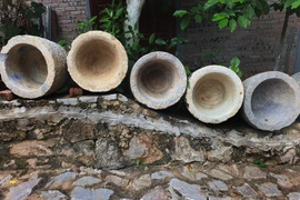 Cối đá đủ kích cỡ được trưng bày tại bảo tàng cá nhân của nhà báo Nguyễn Đắc Nông ở huyện Yên Thế (Bắc Giang). (Ảnh: Danh Lam/TTXVN)