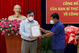 Ông Nguyễn Tiến Hải, Bí thư Tỉnh ủy, Chủ tịch Hội đồng Nhân dân tỉnh Cà Mau trao Quyết định của Ban Bí thư về việc chuẩn y ông Phạm Thành Ngại, Bí thư Thành ủy Cà Mau giữ chức Phó Bí thư Tỉnh ủy Cà Mau nhiệm kỳ 2020-2025. (Ảnh: Kim Há/TTXVN)