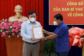 Ông Nguyễn Tiến Hải, Bí thư Tỉnh ủy, Chủ tịch Hội đồng Nhân dân tỉnh Cà Mau trao Quyết định của Ban Bí thư về việc chuẩn y ông Phạm Thành Ngại, Bí thư Thành ủy Cà Mau giữ chức Phó Bí thư Tỉnh ủy Cà Mau nhiệm kỳ 2020-2025. (Ảnh: Kim Há/TTXVN)