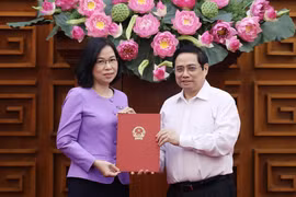 Thủ tướng Phạm Minh Chính trao Quyết định bổ nhiệm Tổng Giám đốc Thông tấn xã Việt Nam cho bà Vũ Việt Trang. (Ảnh: Dương Giang/TTXVN)
