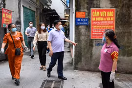 Bí thư Thành ủy Hà Nội Đinh Tiến Dũng kiểm tra công tác phòng, chống dịch COVID-19 tại ngõ 254 Minh Khai. (Ảnh: TTXVN)