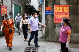 Bí thư Thành ủy Hà Nội Đinh Tiến Dũng kiểm tra công tác phòng, chống dịch COVID-19 tại ngõ 254 Minh Khai. (Ảnh: TTXVN)