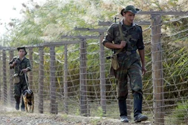 Lính biên phòng Tajikistan tuần tra tại khu vực biên giới. (Ảnh: AFP/TTXVN)