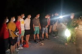 Nhóm 14 người Trung Quốc nhập cảnh trái phép vào Việt Nam đang có ý định xuất cảnh trái phép sang Campuchia bị băt giữ. (Ảnh: Thanh Bình/TTXVN)