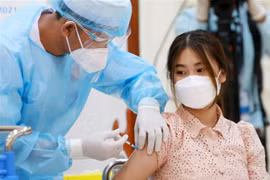 Nhân viên y tế tiêm vaccine phòng COVID-19 cho người dân tại Phnom Penh, Campuchia ngày 1/8/2021. (Ảnh: THX/TTXVN)