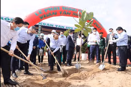 Thủ tướng Nguyễn Xuân Phúc và các đại biểu tham gia 'Tết trồng cây' Xuân Tân Sửu năm 2021. (Ảnh: Thống Nhất/TTXVN)