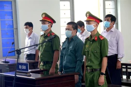 Các bị cáo nghe Hội đồng xét xử Tòa án Nhân dân tỉnh Bình Thuận tuyên án. (Ảnh: Nguyễn Thanh/TTXVN)