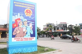  Tranh cổ động tuyên truyền về bầu cử trên đường phố ở thành phố Đông Hà. (Ảnh: Nguyên Lý/TTXVN)