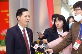 Đại biểu Đồng Dũng Mạnh (Đoàn Đảng bộ tỉnh Hải Dương) trả lời phỏng vấn. (Ảnh: TTXVN)