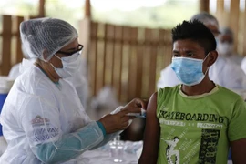 Nhân viên y tế tiêm vaccine phòng COVID-19 cho người dân tại thành phố Sao Gabriel da Cachoeira, bang Amazonas, Brazil, ngày 3/3/2021. (Ảnh: THX/TTXVN)