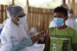 Nhân viên y tế tiêm vaccine phòng COVID-19 cho người dân tại thành phố Sao Gabriel da Cachoeira, bang Amazonas, Brazil, ngày 3/3/2021. (Ảnh: THX/TTXVN)