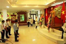 Các đại biểu dành một phút mặc niệm tưởng nhớ Chủ tịch Hồ Chí Minh. (Ảnh: Tường Vi/TTXVN)