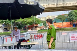 Lực lượng chức năng phường Đông Ngạc đảm bảo không cho người ra vào khu chung cư Ecohome2 để tránh lây lan dịch COVID-19. (Ảnh: Nguyễn Thắng/TTXVN)