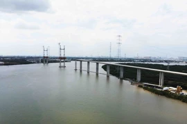 Công trường thi công cầu Bình Khánh nhìn từ trên cao. (Ảnh: Vũ Sinh/TTXVN)