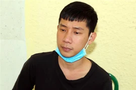 Đối tượng Nguyễn Tấn Đạt tại cơ quan công an. (Ảnh: TTXVN phát)