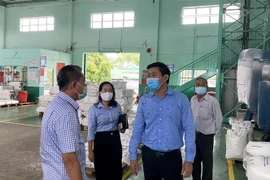  Ông Hứa Quốc Hưng, Trưởng Ban Quản lý các Khu chế xuất, Khu công nghiệp Thành phố Hồ Chí Minh cùng đoàn đại biểu tiến hành kiểm tra phòng, chống dịch COVID-19 tại Công ty trách nhiệm hữu hạn in và sản xuất bao bì Đức Mỹ, ở khu công nghiệp Hiệp Phước. (Ản