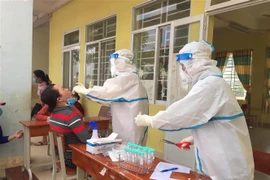 Lấy mẫu xét nghiệm COVID-19. (Nguồn: TTXVN)