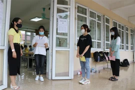 Thí sinh làm thủ tục vào phòng thi. (Nguồn: TTXVN)