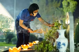 Lễ thắp nến tri ân có sự tham gia của hơn 100 đoàn viên thanh viên tỉnh Điện Biên. (Ảnh: Xuân Tư/TTXVN)