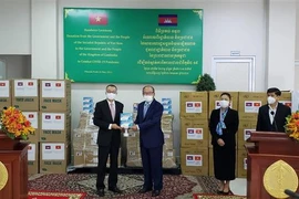 Đại sứ Vũ Quang Minh đại diện Việt Nam (trái) bàn giao máy thở, vật tư y tế hỗ trợ Campuchia chống dịch COVID-19 cho Bộ trưởng Bộ Y tế Campuchia. (Ảnh: Nguyễn Vũ Hùng/TTXVN)