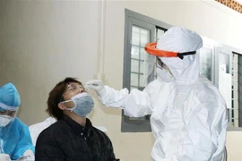 Lấy mẫu xét nghiệm cho người dân. (Ảnh: Tuấn Anh/TTXVN)