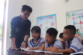  Thầy giáo Nguyễn Hữu Phú, Trường Tiểu học Song Tử Tây giảng bài cho học sinh khối lớp 3 của lớp ghép. (Ảnh: Phan Sáu/TTXVN)