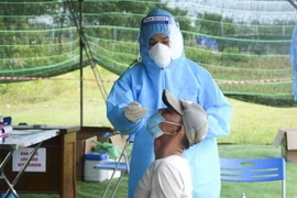 Lấy mẫu xét nghiệm COVID-19. (Nguồn: TTXVN)