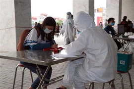 Sinh viên đăng ký làm thủ tục xét nghiệm SARS-CoV-2. (Ảnh: Mạnh Tú/TTXVN)