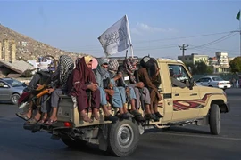 Các tay súng Taliban tuần tra trên đường phố ở Kabul, Afghanistan, ngày 23/8/2021. (Ảnh: AFP/TTXVN)