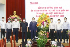 Chủ tịch Quốc hội Vương Đình Huệ tặng hoa chúc mừng Báo Nhân Dân. (Ảnh: Doãn Tấn/TTXVN)