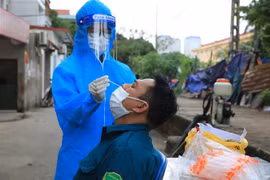 Lấy mẫu xét nghiệm COVID-19. (Nguồn: TTXVN)