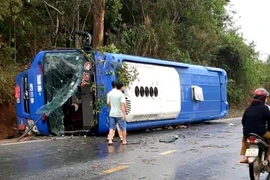 Xe khách 36B-03406 bị lật trên Quốc lộ 14, đoạn qua xã Đăk Dục, huyện Ngọc Hồi, tỉnh Kon Tum. (Ảnh: Khoa Chương/TTXVN)