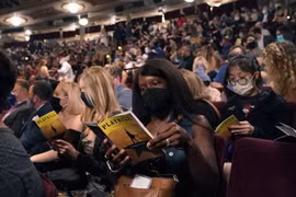 Khán giả chờ theo dõi vở nhạc kịch "Hamilton" tại sân khấu Broadway ở New York, Mỹ ngày 14/9/2021. Ảnh: AFP/TTXVN
